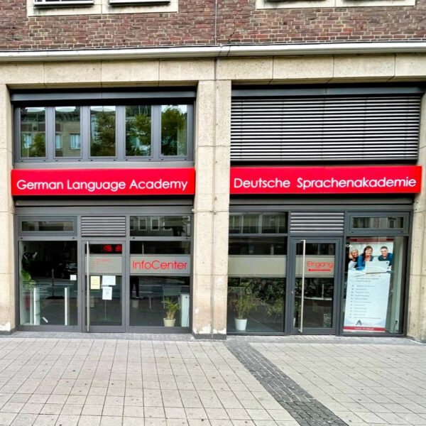 Foto der German Language Academy am Bahnhof. Zu sehen ist der Eingang.